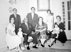 السيدة بهيرة الدالاتي مع الرئيس شكري القوتلي وأولادهم.