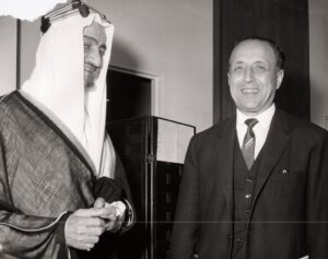الدكتور بشير العظمة مع ولي عهد السعودية الأمير فيصل بن عبد العزيز آل سعود سنة 1962.
