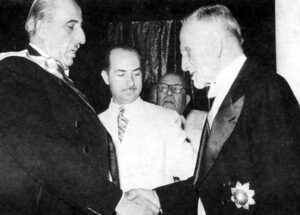 عبد الله الخاني بين الرئيس هاشم الأتاسي والرئيس شكري القوتلي يوم تسلّم الأخير مهامه الدستورية في 5 أيلول 1955.