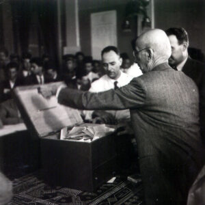 عطا الأيوبي يتفقد صناديق الاقتراع خلال انتخابات عام 1943.