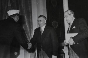 وزير الخارجية خليل مردم بك يقف إلى جانب رئيس الجمهورية أديب الشيشكلي سنة 1953.