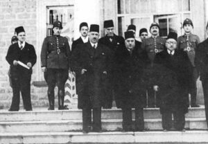 الوزير تسيب البكري مع رئيس الحكومة لطفي الحفار ووزير الدفاع مظهر رسلان سنة 1939. 