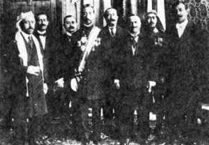 نسيب البكري في أقضى اليمين مع الملك فيصل الأول سنة 1920.