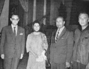سلمى الحفار مع زوجها السفير نادر الكزبري ونزار قباني في مدريد في أيار 1963.
