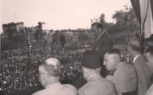 الدكتور منير شورى خطيباً بحضور العقيد أديب الشيشكلي في حفل جماهيري لحركة التحرير العربي بدمشق سنة 1953.