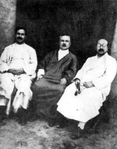 حسن البرازي في المعتقل سنة 1926 مع لطفي الحفار وفارس الخوري.