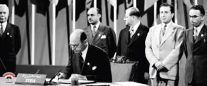 نعيم أنطاكي عند التوقيع على ميثاق الأمم المتحدة سنة 1945.