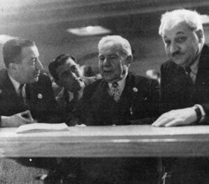 في مؤتمر تأسيس الأمم المتحدة سنة 1945 (من اليمين): رئيس وزراء لبنان رياض الصلح، رئيس وزراء سورية فارس الخوري، الدكتور فريد زين الدين.
