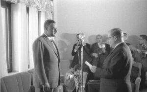 نور الدينكحالة يلقي القسم أمام الرئيس عبد الناصر سنة 1960.