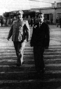 سامي الحناوي مع الملك فيصل الثاني سنة 1949.