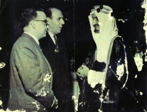 وجيه الحفار مع وزير خارجية السعودية الأمير فيصل بن عبد العزيز آل سعود وصديقه الصحفي نصوح بابيل.