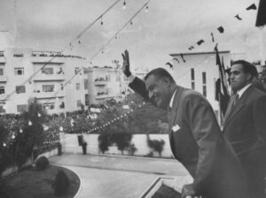 الرئيس جمال عبد الناصر على شرفة قصر الضيافة بدمشق وخلفه عبد الحميد السراج في شباط 1958.