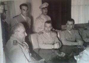 أديب الشيشكلي جالساً أمام اللواء سامي الحناوي بعد انقلاب 14 آب 1949.