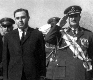 الرئيس نور الدين الأتاسي مع وزير الدفاع حافظ الأسد.