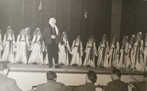 بهجت الأستاذ على مدرج الجامعة السورية سنة 1949.