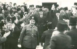 هاشم الأتاسي وعطا الأيوبي عند الإعلان عن انتهاء الإضراب الستيني سنة 1936.