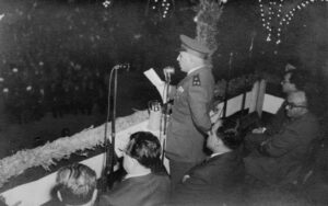 أديب الشيشكلي خطيباَ في مهرجان تأسيس حركة التحرير العربي سنة 1952.