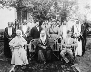 جلوساً في الصف الأول من اليمين: الملك فيصل، الملك عبد الله، الملك عليّ، أبناء الشريف حسين.