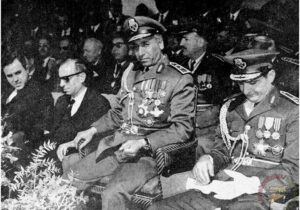 ميشيل عفلق جاساً بين رئيس الدولة أمين الحافظ ووزير الداخلية نور الدين الأتاسي بعد 8 آذار 1963.