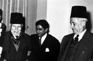 بدوي الجبل بين الرئيس سعيد الغزي والرئيس فارس الخوري سنة 1955.