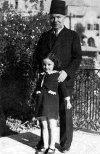 كوليت خوري مع جدها الرئيس فارس الخوري.