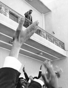 تارئيس جمال عبد الناصر على شرفة قصر الضيافة سنة 1958.