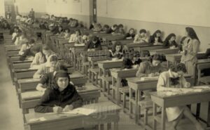 قاعة الامتحانات في مدرسة الفرنسيسكان في ستينات القرن العشرين