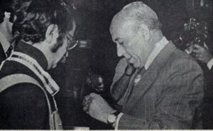 وزير الثقافة يقلد دريد لحام وسام الاستحقاق سنة 1976.