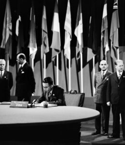القدسي يوقع ميثاق الأمم المتحدة باسم الجمهورية السورية سنة 1945.