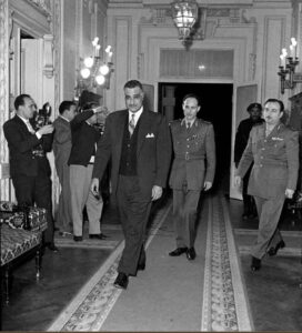 اللواء الحريري (يمين) في ضيافة الرئيس جمال عبد الناصر في القاهرة سنة 1963.
