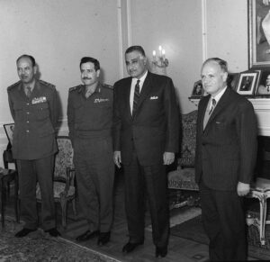 السفير سامي الدروبي في القاهرة مع الرئيس جمال عبد الناصر وريس أركان الجيش السوري اللواء مصطفى طلاس سنة 1968.