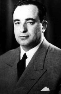 الدكتور عزت الطرابلسي، حاكماً لمصرف سورية المركزي سنة 1956.